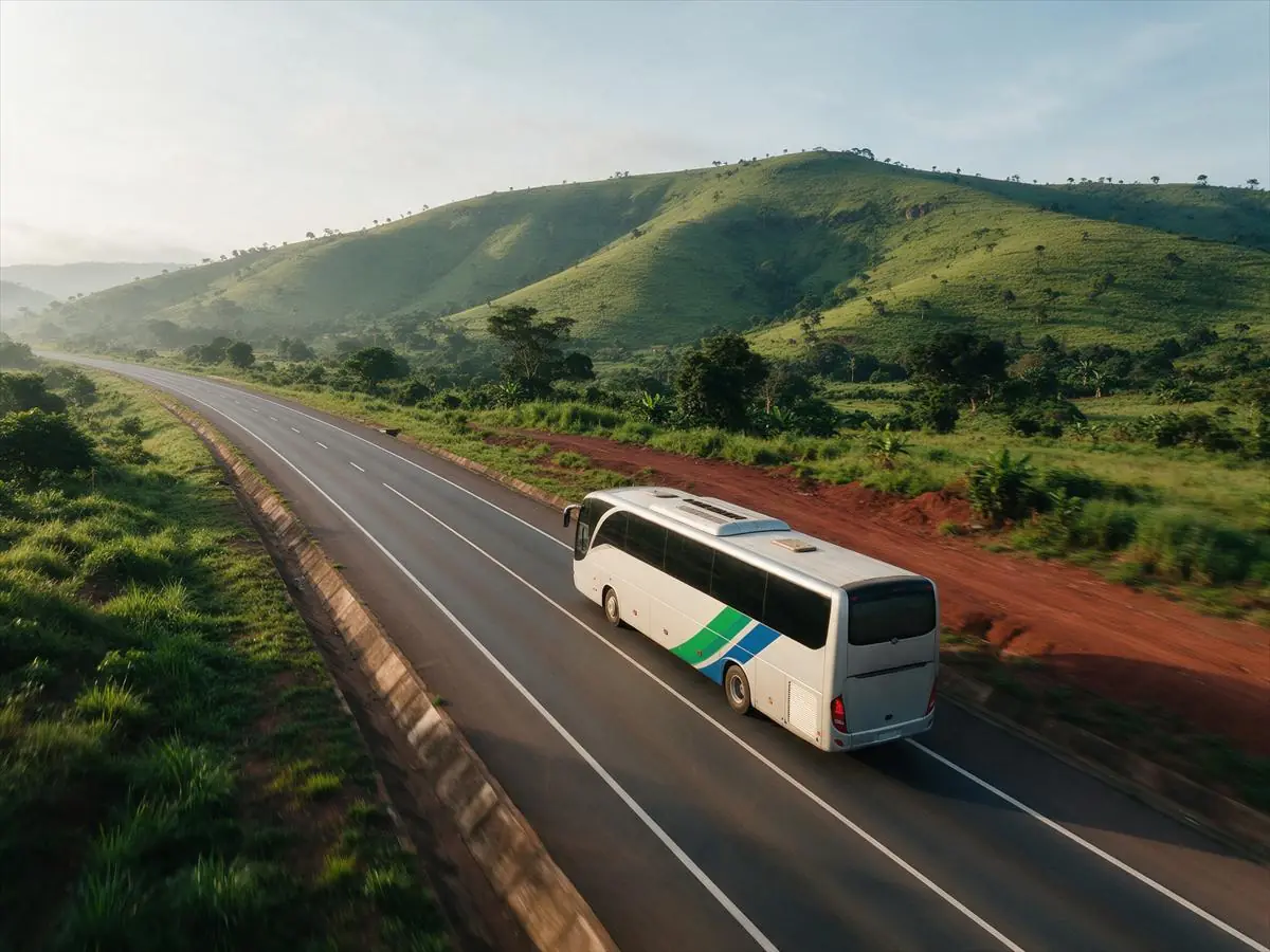 Autocar interurbain sur une route nationale à travers les collines du Cameroun
